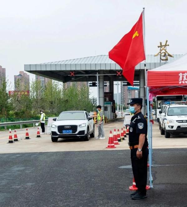 "连云港市公安局巡特警支队每天安排充足警力驻守各个卡口,与交警混合