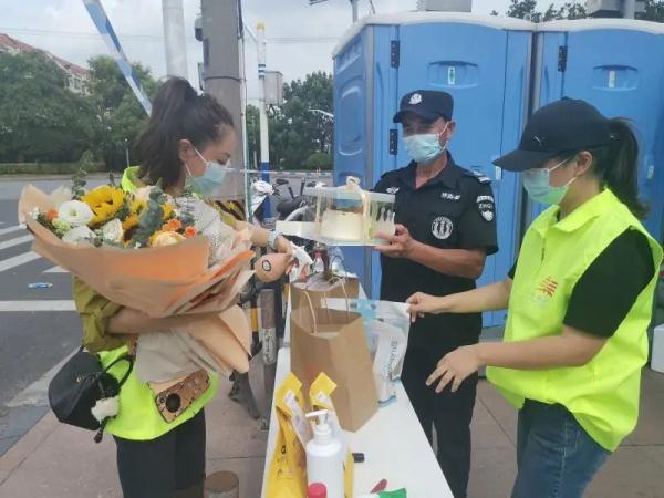 上海中风险地区：河南保安过了个特殊生日，收到鲜花蛋糕有点手足无措