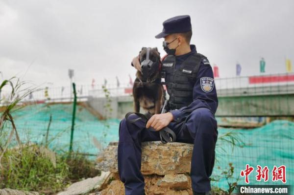 广西中越边境训犬员与“儿子”军刀：驻守边关奋战疫情防控一线