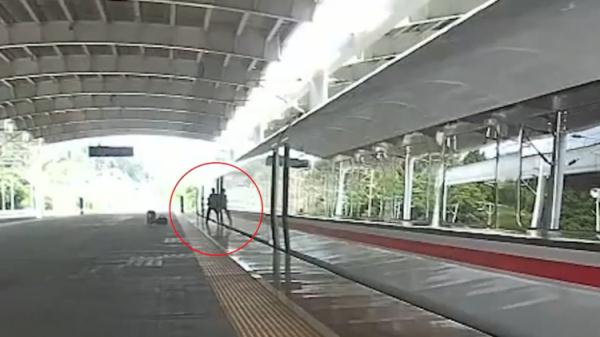 太危险！广东一男子坐火车下错站，竟用脚卡住车门阻挡列车关门被行政处罚