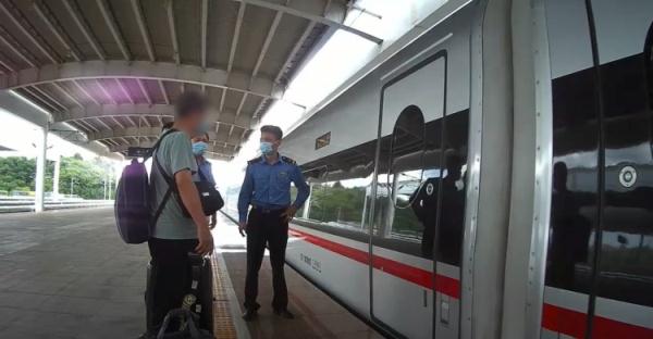 太危险！广东一男子坐火车下错站，竟用脚卡住车门阻挡列车关门被行政处罚
