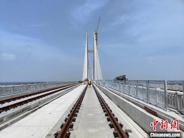 安九高铁湖北段铺轨完成 计划今年全线通车