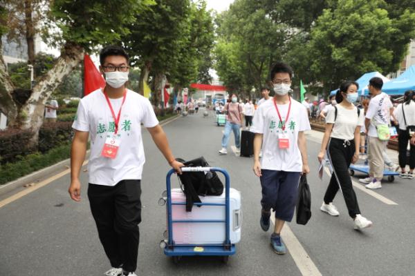 安徽医科大学：1500名学生志愿者为“萌新”护航