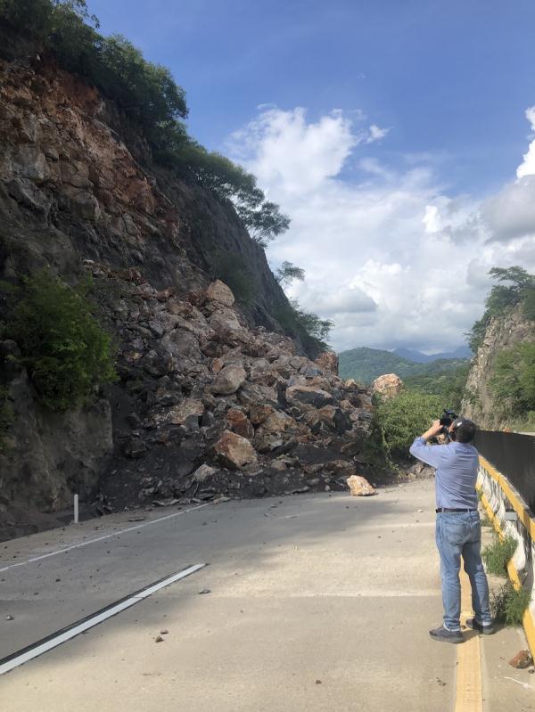 墨西哥71级地震引发塌方高速公路受阻