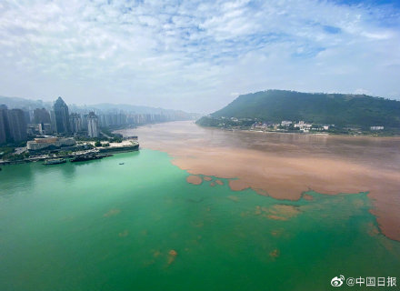 洪峰過境 重慶涪陵兩江交匯現鴛鴦鍋景觀