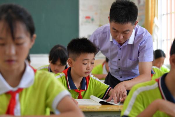 在于都县仙下乡龙溪小学,校长朱森林辅导学生学习(8月31日摄.