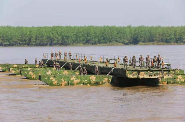 壮观！中部战区陆军28分钟搭千米浮桥跨越长江