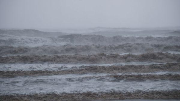 浙江舟山14號颱風燦都帶來大風大浪