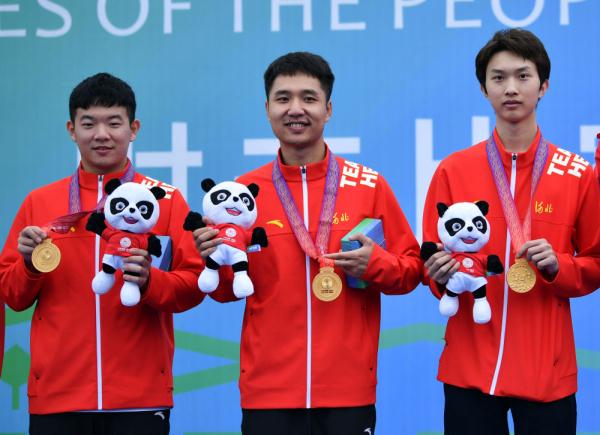 河北队选手刘禹岐(左),杨皓然(中),杜林澍在颁奖仪式上