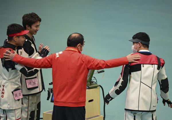 河北队选手杨皓然(左一),杜林澍(左二),刘禹岐(右一)和教练员