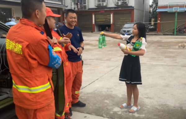 泸县灾区12岁小女孩自掏腰包为森林消防员买饮料，后被“找上门”！
