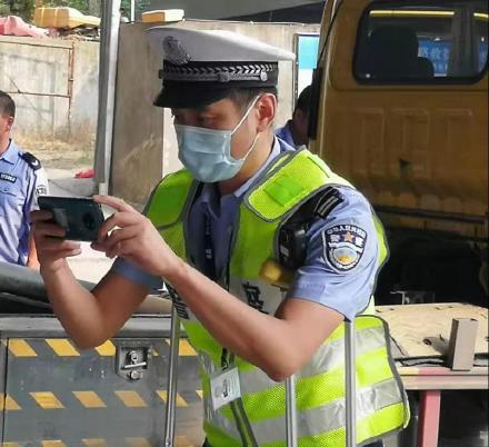 杭州這位交警讓所有人破防看著又心疼又感動但意外的是