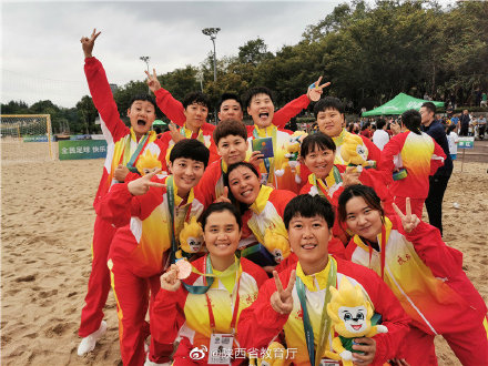 西工大教师吴楠斩获十四运群众组女子沙滩足球赛铜牌