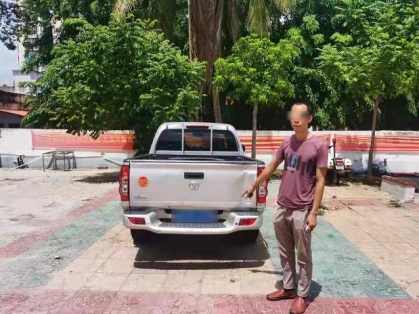 海南东方一男子为躲避处罚驾车冲卡被行拘10天