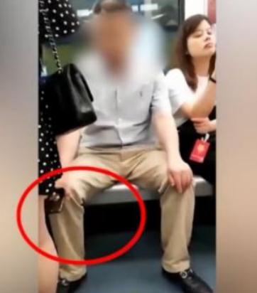 男子用手机偷拍女乘客裙底 黑衣小哥上前逮人！