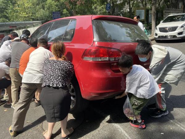 女子被卷入车底！危急时刻，杭州市民徒手抬车救人