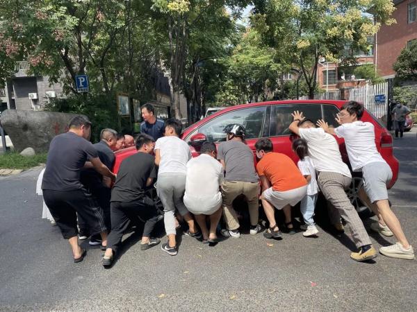 女子被卷入车底！危急时刻，杭州市民徒手抬车救人