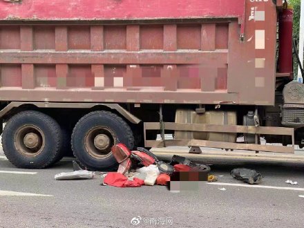 海口一大貨車撞倒電動車 八旬老人腿部被碾壓受傷已送醫