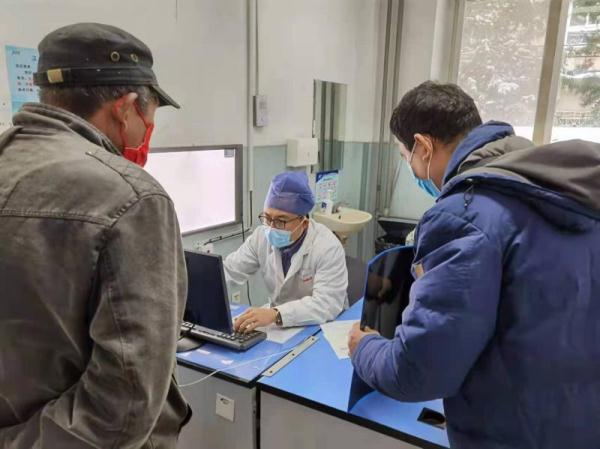 北京迎首场大雪 积水潭医院急诊收治十名雪后摔伤患者