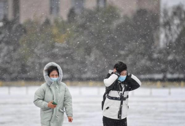 北京大雪降温游客在天安门广场游玩