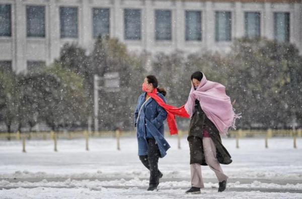 北京大雪降温游客在天安门广场游玩