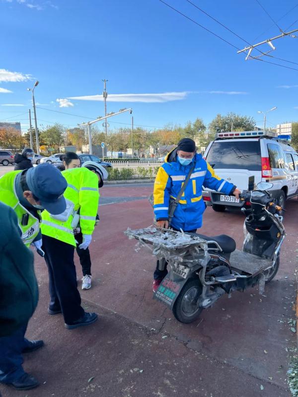 車筐和腳踏上加裝電池白牌改裝車矇混上路北京交警抓了