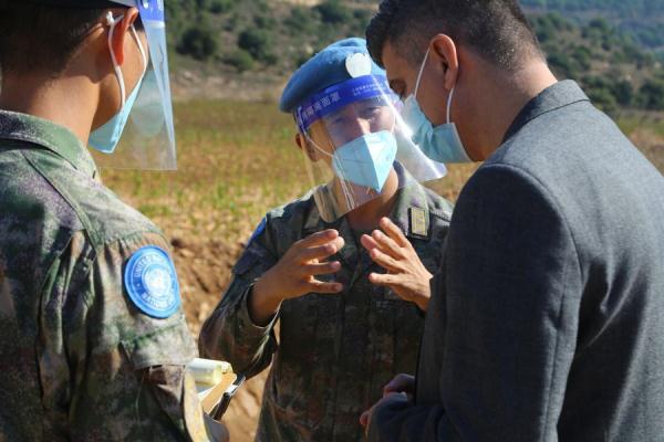 中國藍盔踏出和平足跡記我赴黎維和建築工兵分隊受到當地民眾及友軍