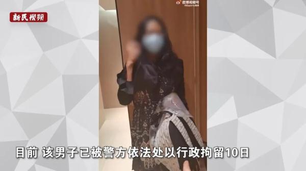 男人穿女装在上海女茅厕偷拍被持！手机里有大批女性隐秘照