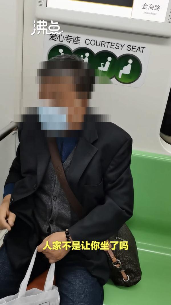 上海一老伯地铁内要求让座 被婉拒后直接坐上女乘客大腿？
