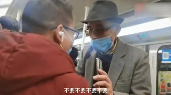 上海一老伯地铁内要求让座 被婉拒后直接坐上女乘客大腿？