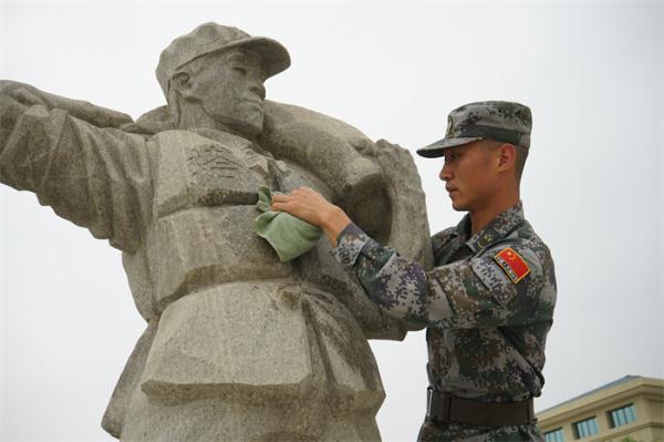 李向群班班长张雨飞:英雄的旗帜,要用汗水和鲜血去守卫