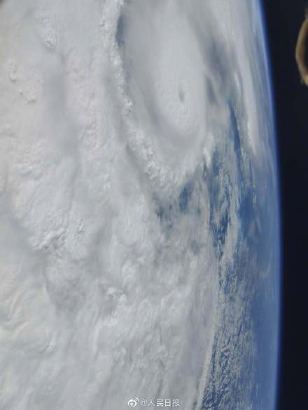 太空摄影师作品：神舟十二号珍藏版地球写真集太美了！