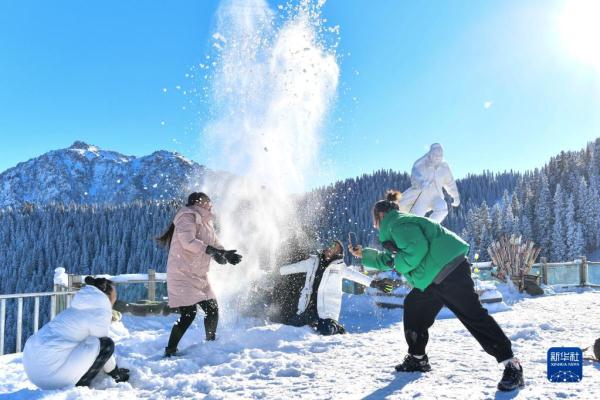 新疆：冰雪旅游点燃寒冬热情