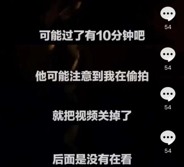 乘客吓得瑟瑟发抖！司机边开车边看好意思女直播，同期操作四部手机