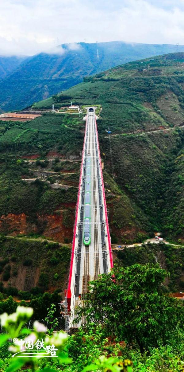 中老鐵路國際貨物列車運載貨值超一億元人民幣