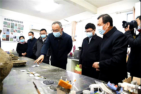 周口市委常委,宣传部部长王少青,副市长梁建松参观新出土的器物12月21