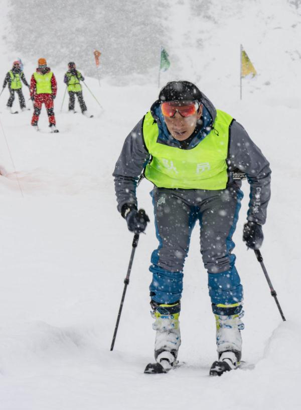 滑雪登山入奥图片