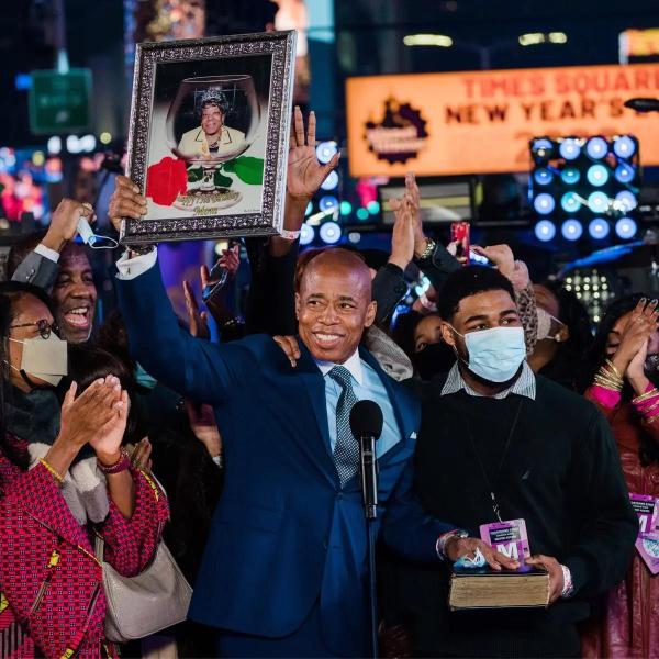 纽约新任市长亚当斯正式就职