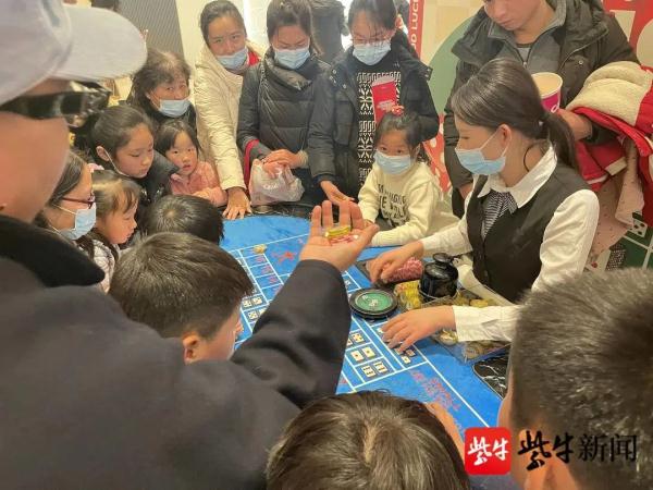 商場成“賭場”？小孩拿籌碼“猜大小”