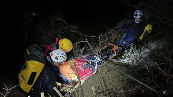 郑州男子在登封玉皇沟太阳峰坠崖 ，多处骨折，被困14小时后获救