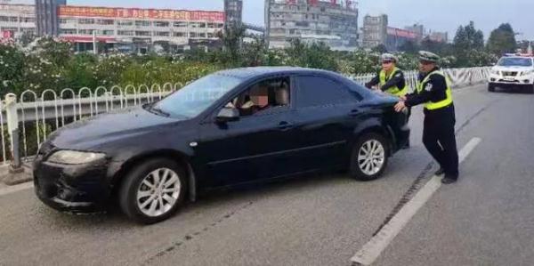 女儿在父亲怀抱沉睡，父亲不忍吵醒，交警得知用警车护送他们回家！