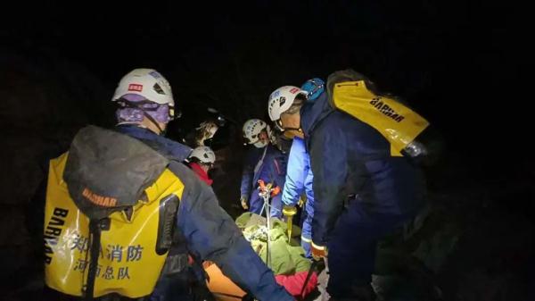 郑州男子在登封玉皇沟太阳峰坠崖 ，多处骨折，被困14小时后获救
