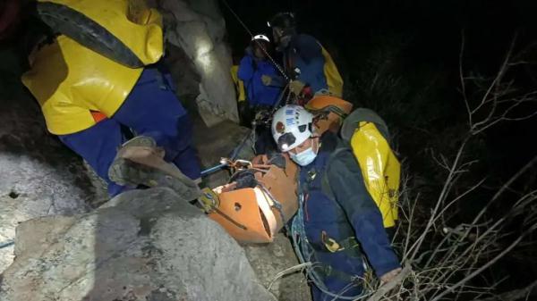 郑州男子在登封玉皇沟太阳峰坠崖 ，多处骨折，被困14小时后获救