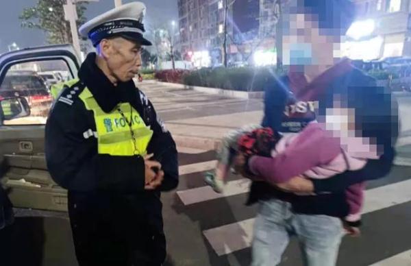 女儿在父亲怀抱沉睡，父亲不忍吵醒，交警得知用警车护送他们回家！