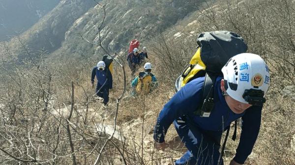 郑州男子在登封玉皇沟太阳峰坠崖 ，多处骨折，被困14小时后获救