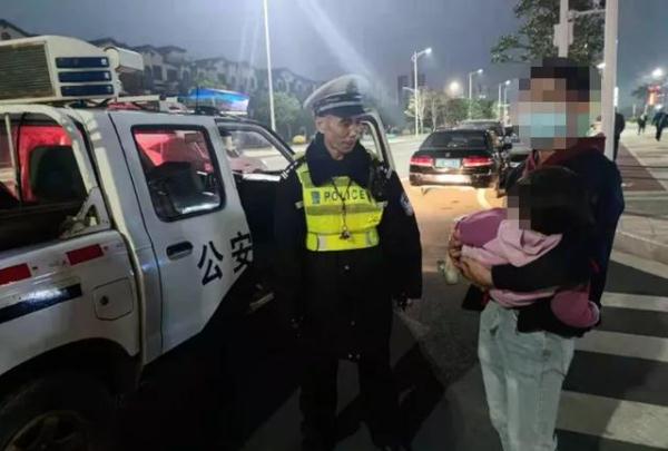 女儿在父亲怀抱沉睡，父亲不忍吵醒，交警得知用警车护送他们回家！