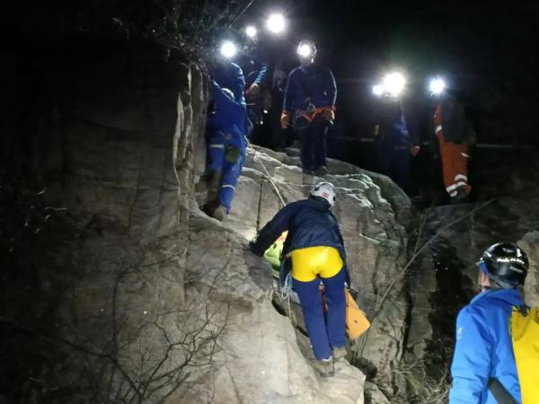郑州男子在登封玉皇沟太阳峰坠崖 ，多处骨折，被困14小时后获救