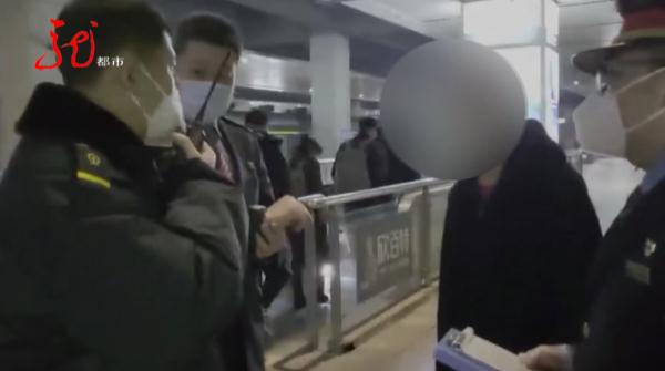没有身份证也没有车票，男孩竟然坐上了火车！