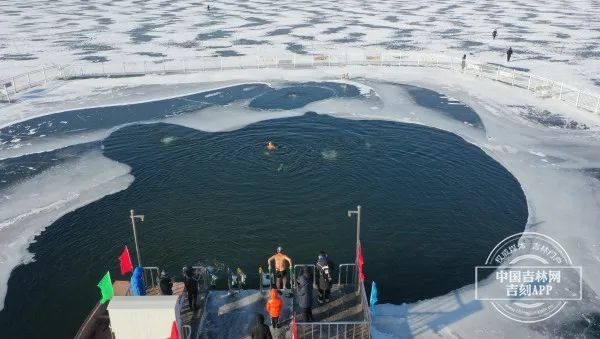 数九寒冬 长春南湖公园冬泳爱好者在冬泳中迎接新年 数九寒冬 长春南湖公园冬泳爱好者在冬泳中迎接新年