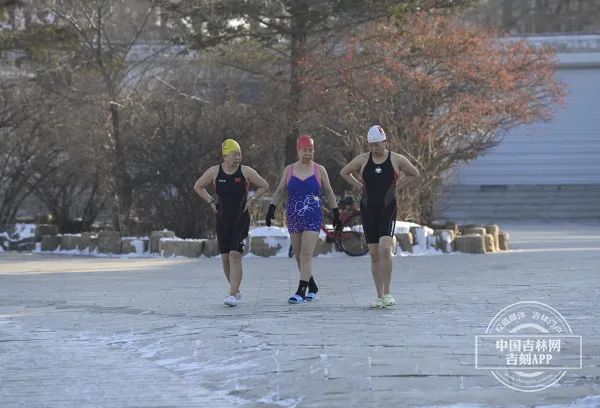 数九寒冬 长春南湖公园冬泳爱好者在冬泳中迎接新年 数九寒冬 长春南湖公园冬泳爱好者在冬泳中迎接新年